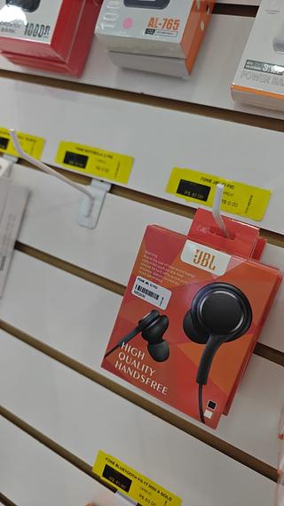 Fone de ouvido J-B-L com fio